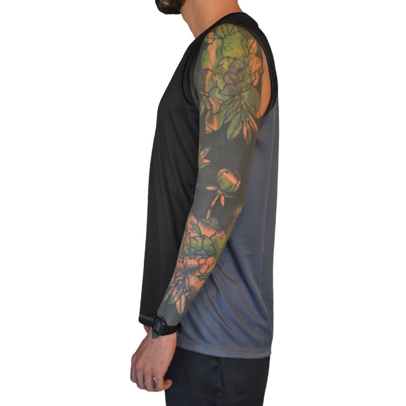 MUSCULOSA-TRAINING-HOMBRE-QALZO-VECTOR