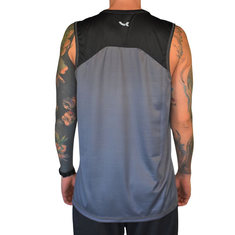 MUSCULOSA-TRAINING-HOMBRE-QALZO-VECTOR