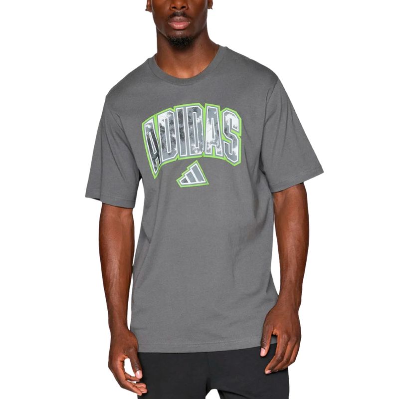 REMERA-URBANA-HOMBRE-ADIDAS-CAMO-SCRIPT-GRAPHIC