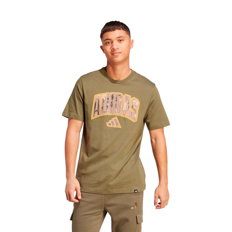 REMERA-URBANA-HOMBRE-ADIDAS-CAMO-SCRIPT-GRAPHIC