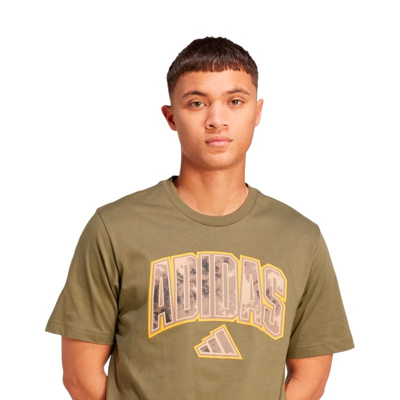 REMERA-URBANA-HOMBRE-ADIDAS-CAMO-SCRIPT-GRAPHIC